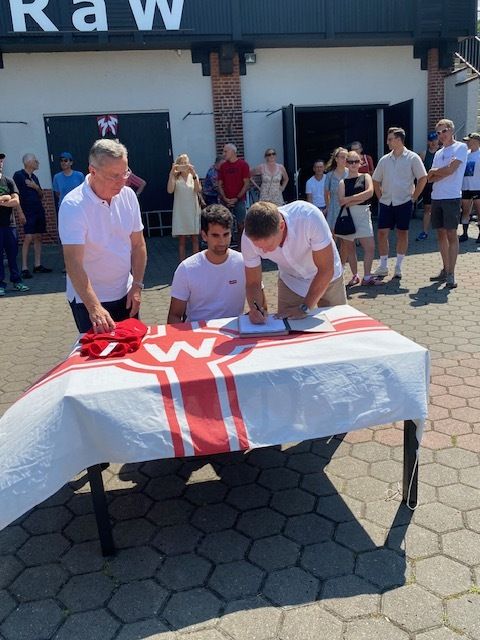 Vertragsunterzeichnung auf dem Bootsplatz