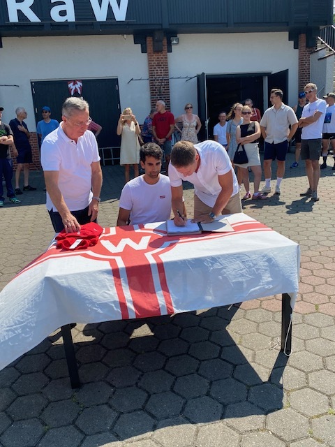 Vertragsunterzeichnung auf dem Bootsplatz