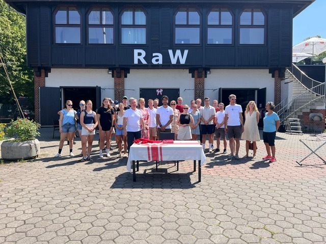 Vertragsunterzeichnung auf dem Bootsplatz