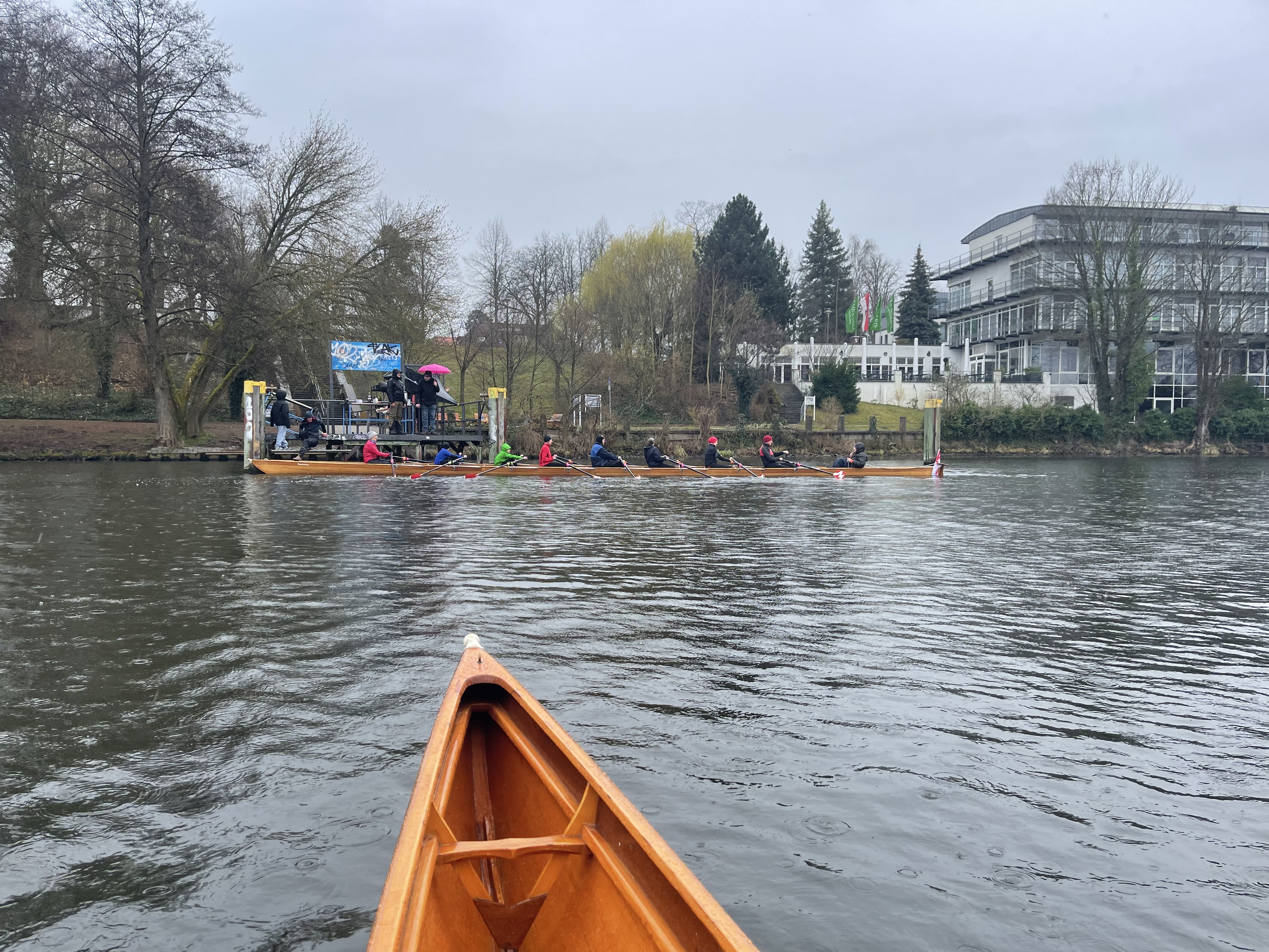 Boote bei der Verpflegungspause