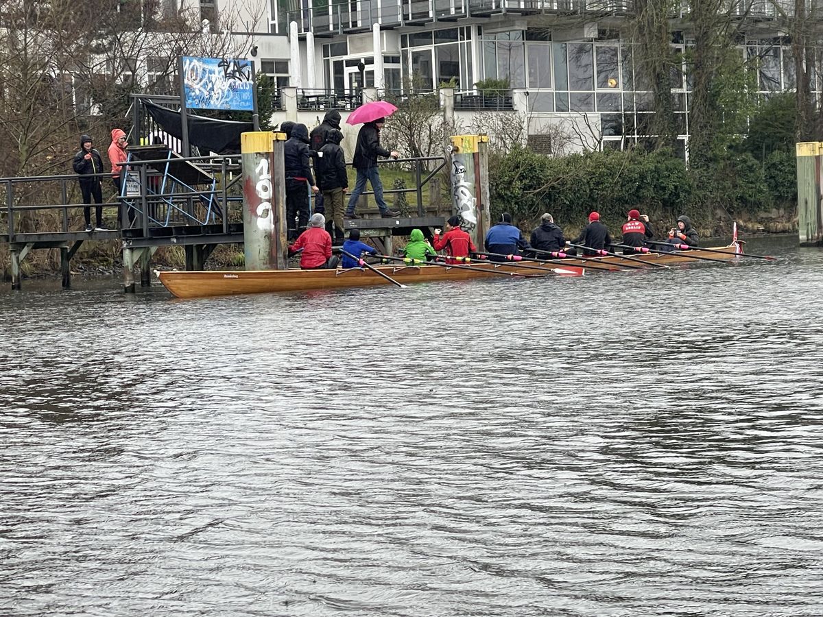 Boote bei der Verpflegungspause
