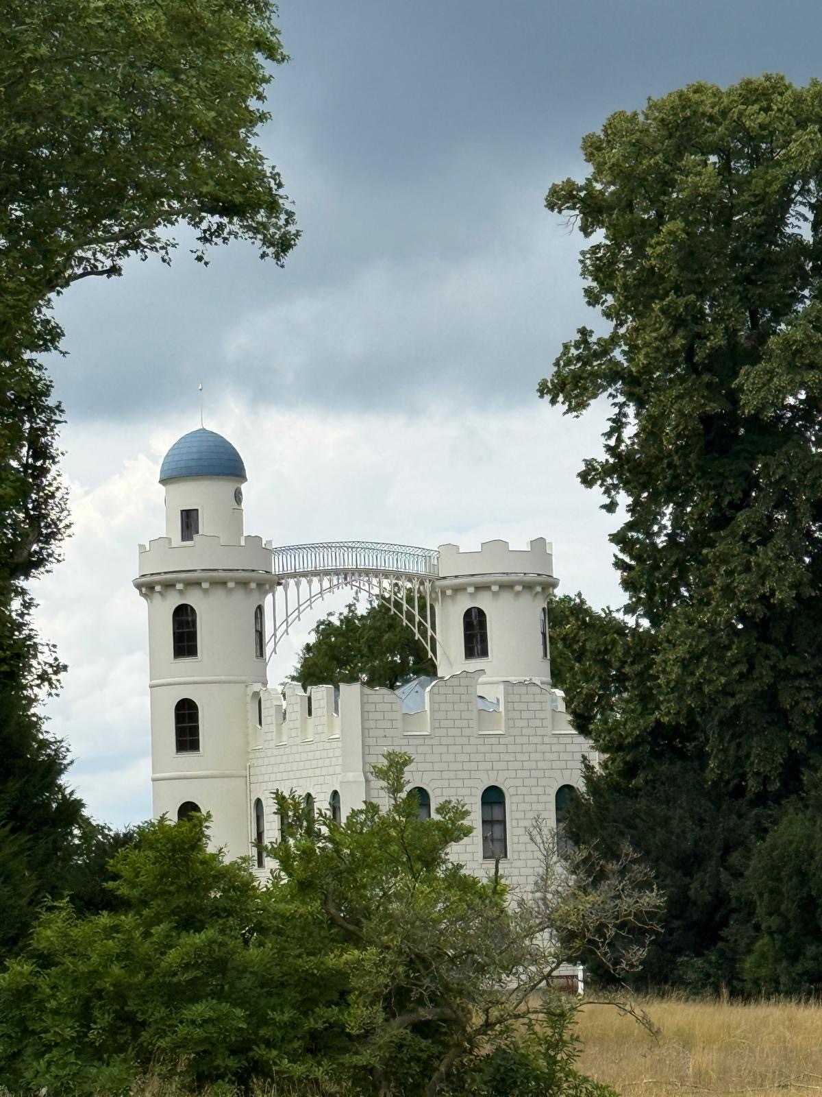Die Türme des Schloss der Pfaueninsel von aussen.