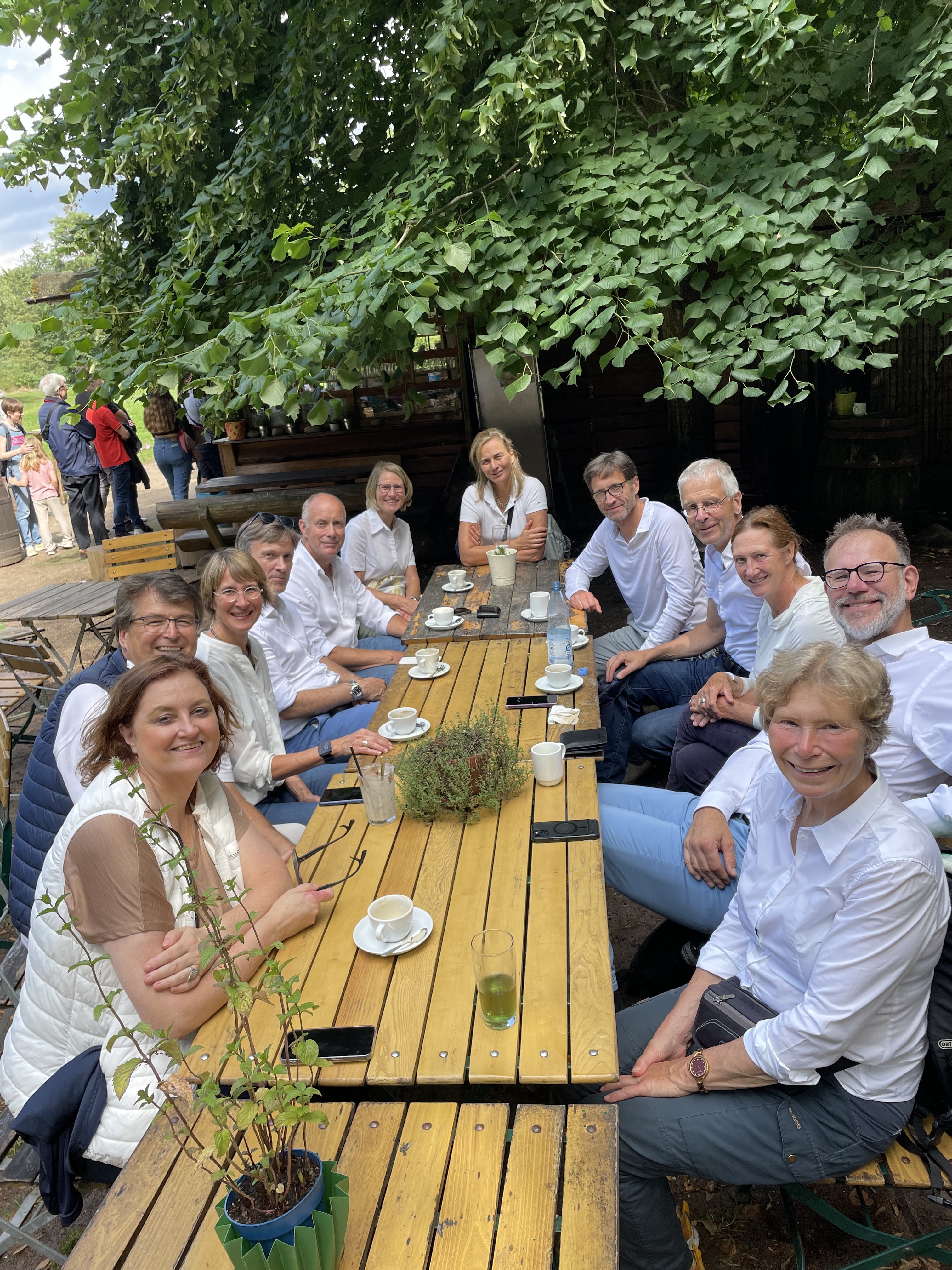 Die Besuchergruppe aus dem RaW beim gemeinsamen Kaffeetrinken.