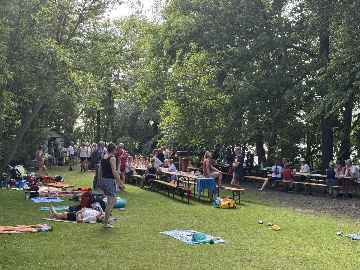 Bunte Gruppen auf der Insel.