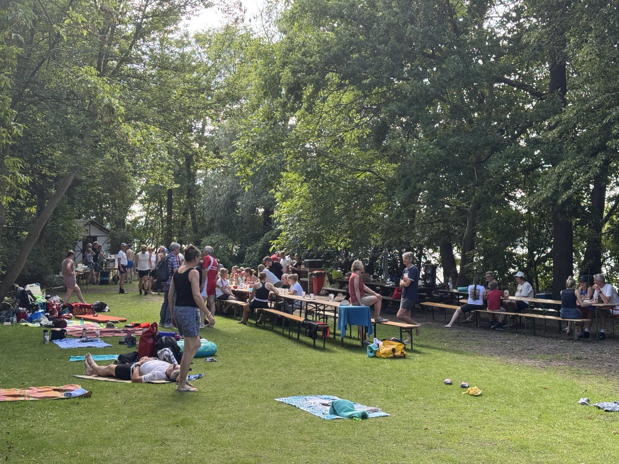 Bunte Gruppen auf der Insel.