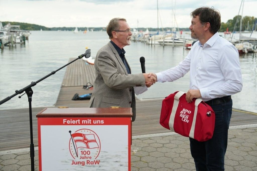 LSB-Präsident Thomas Härtel gratuliert Axel Steinacker als Ressortchef des Jung-RaW