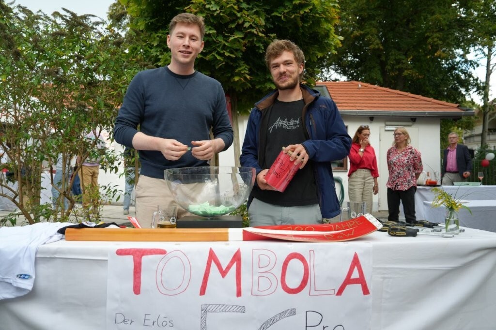 Jugendliche beim Verkauf von Tombola-Losen.