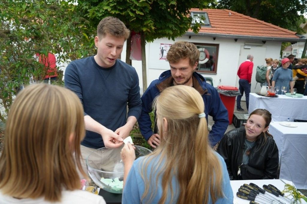 Jugendliche beim Verkauf von Tombola-Losen.