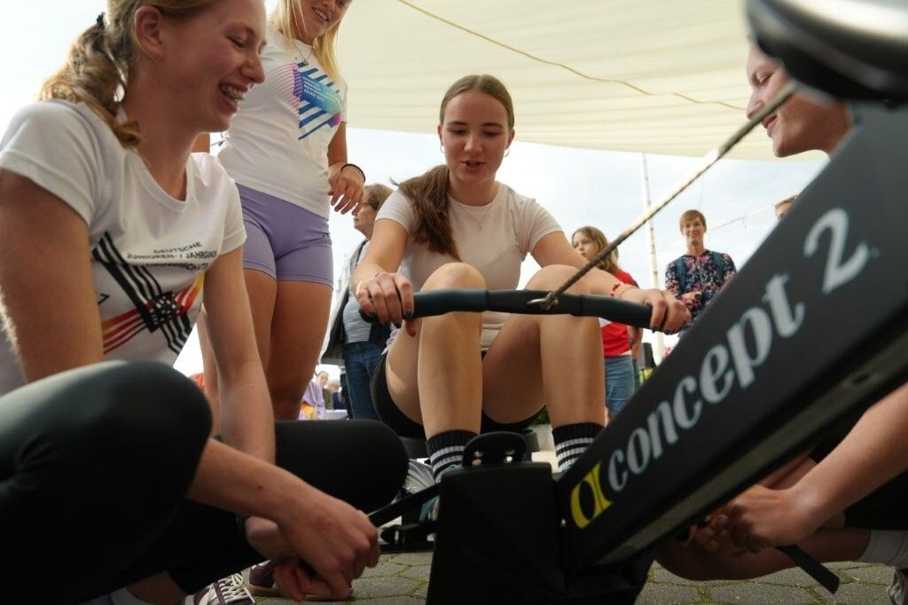 Eine Gruppe Jugendlicher bei der Ergometer-Challenge.
