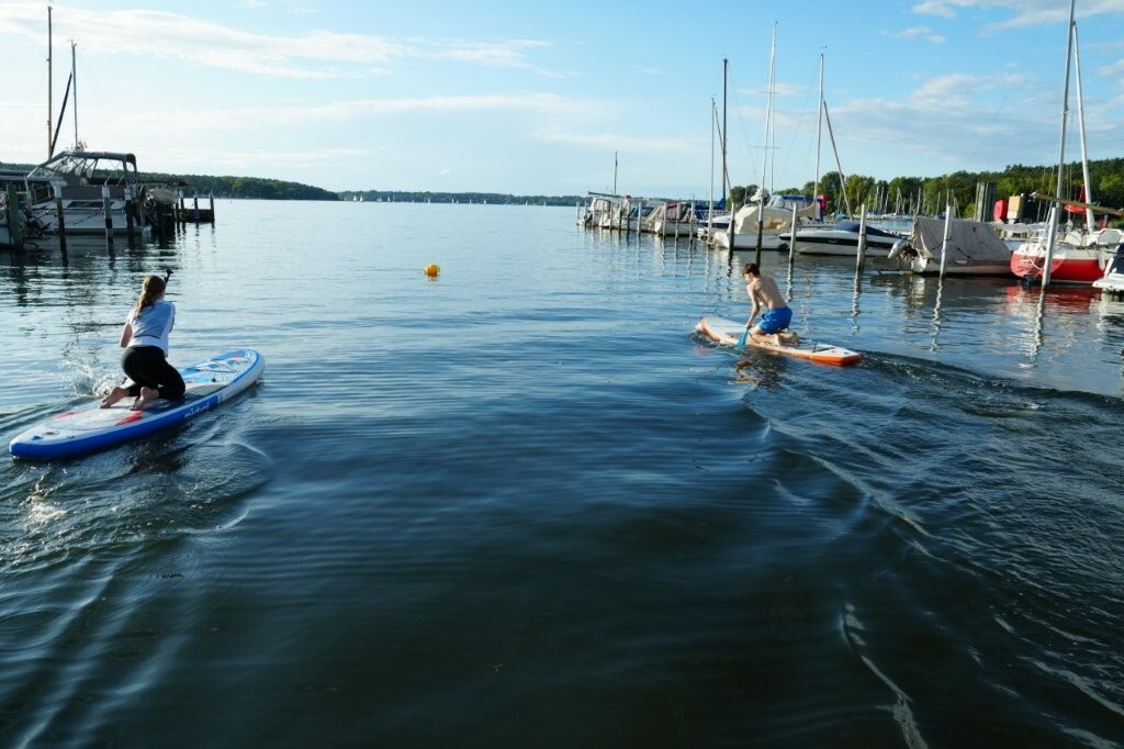 Zwei Standup-Paddelflösse bei der Ausfahrt auf den Grossen Wannsee.