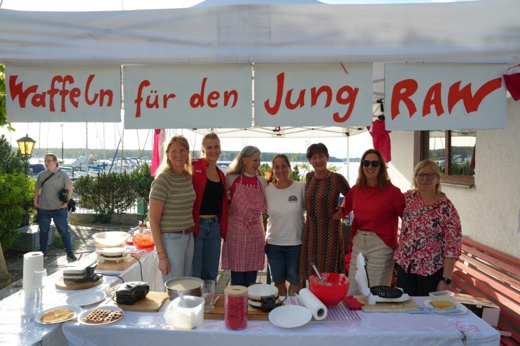 Kuchen- und Waffelverkauf bei der 100-Jahr Feier des Jung-RaW.