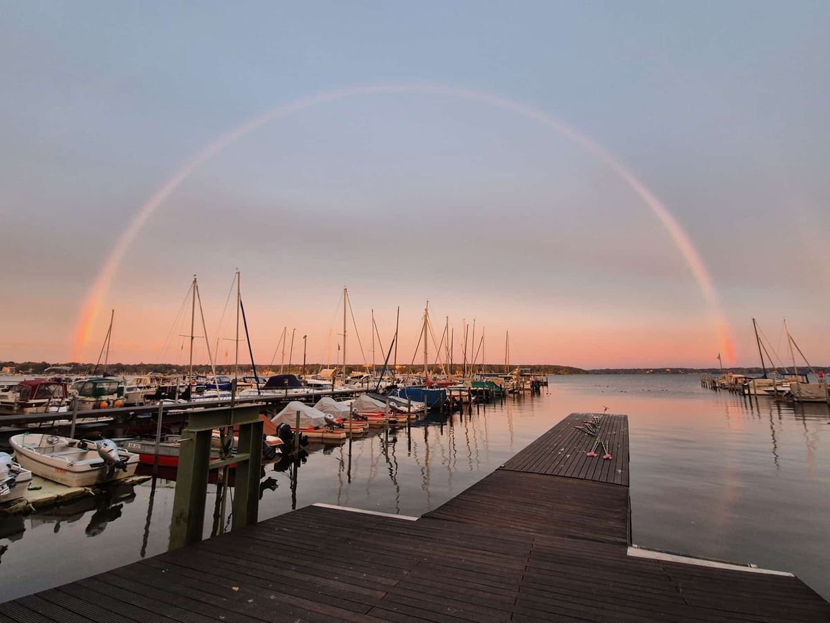 Idyllischer Regenbogen über dem Wannsee