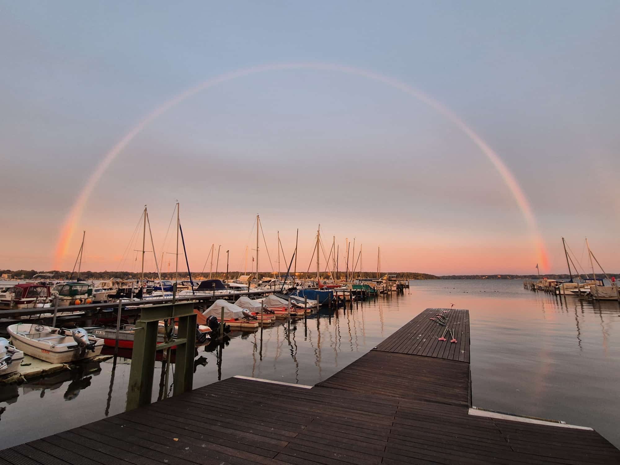 Idyllischer Regenbogen über dem Wannsee