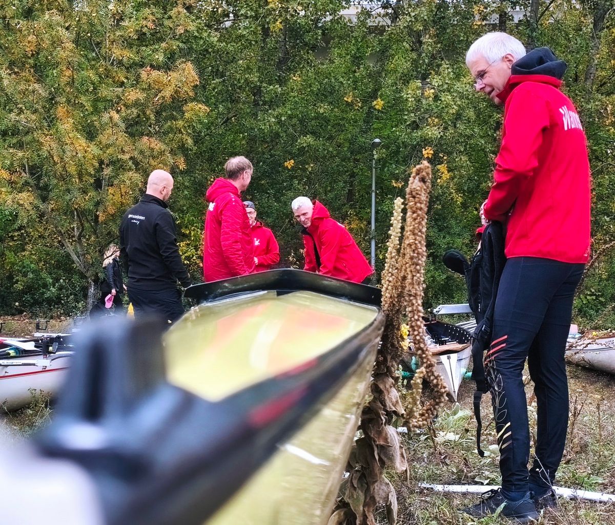 Boote aufbauen vor dem Start.