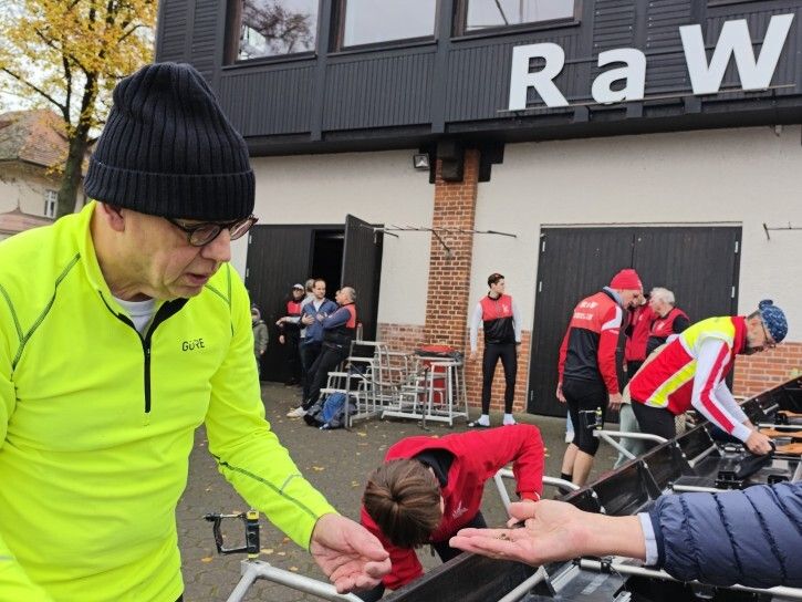 Aufriggern - alle Boote werden gebraucht.