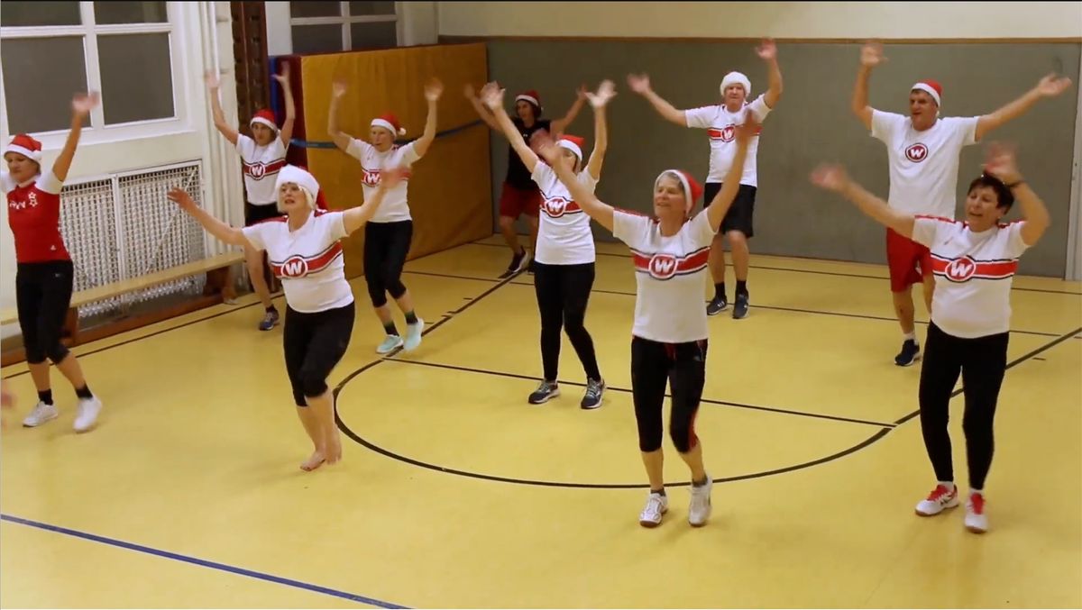Die Donnerstagsgruppe beim Workout in der Halle