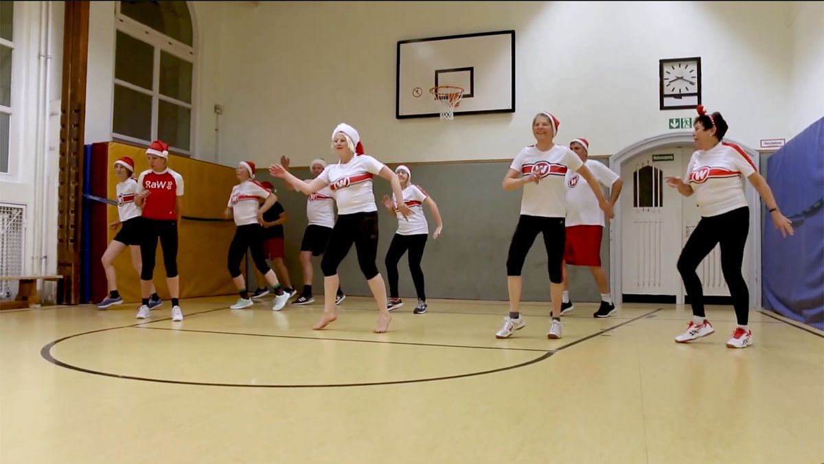 Die Donnerstagsgruppe beim Workout in der Halle