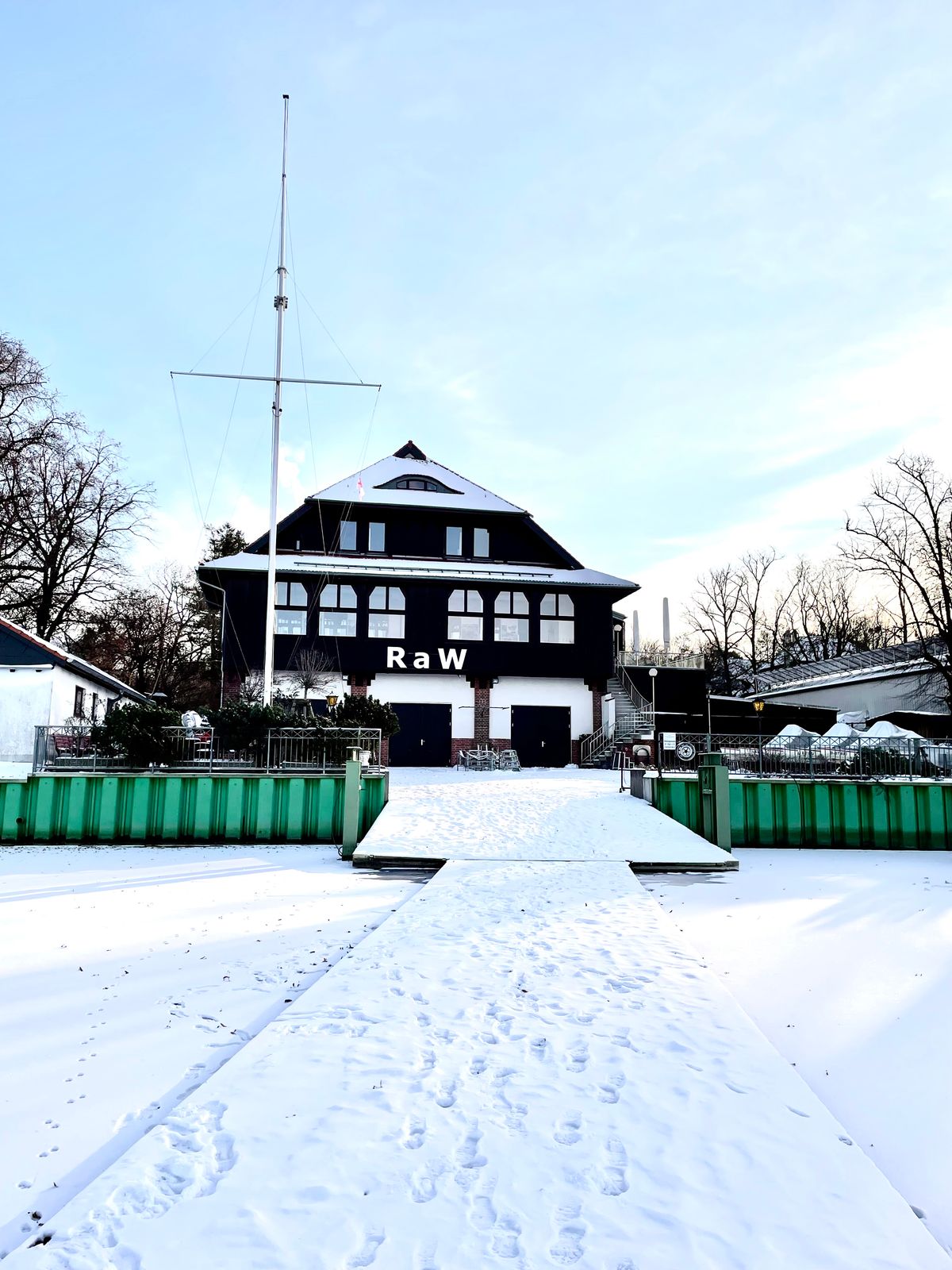 Das Bootshaus mit schneebedecktem Steg und Vorplatz