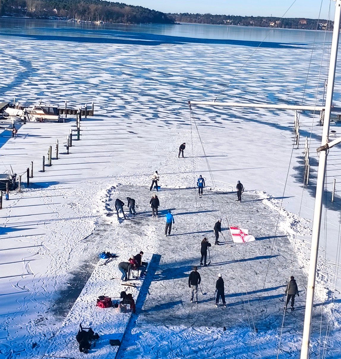 Blick auf den Steg und das Eishockeyfeld