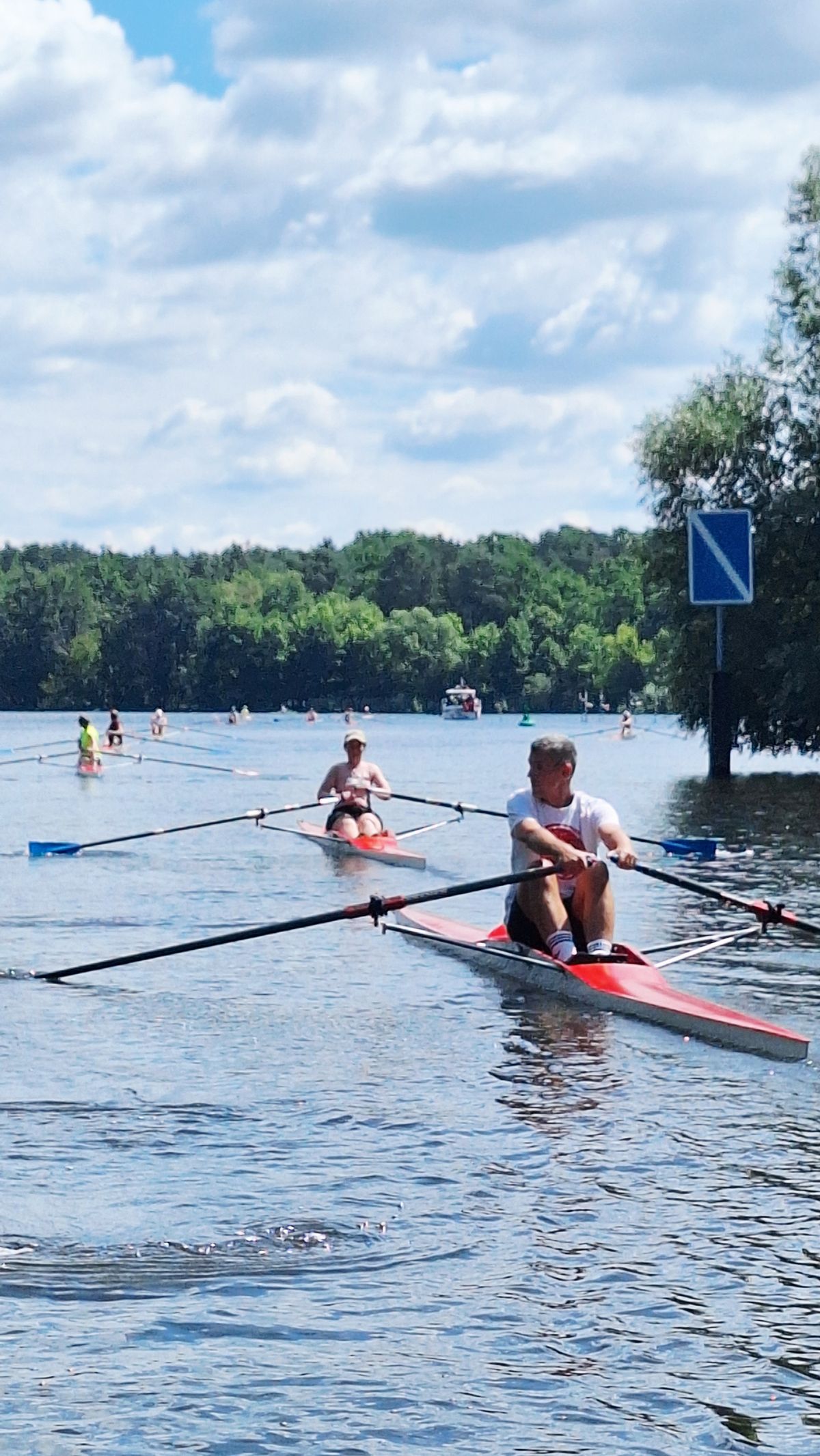 Eine Gruppe von Skiff-Fahrenden auf dem kleinen Wannsee