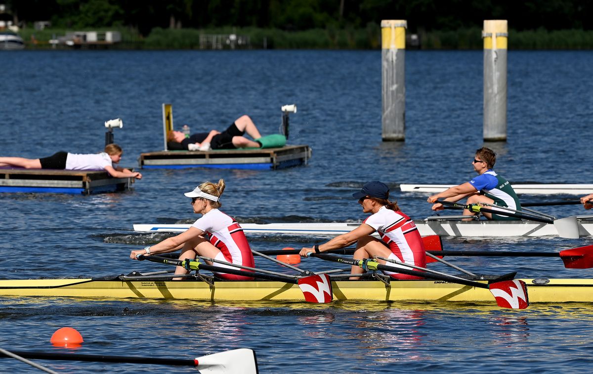 Ein Frauen-Doppelzweier beim Start