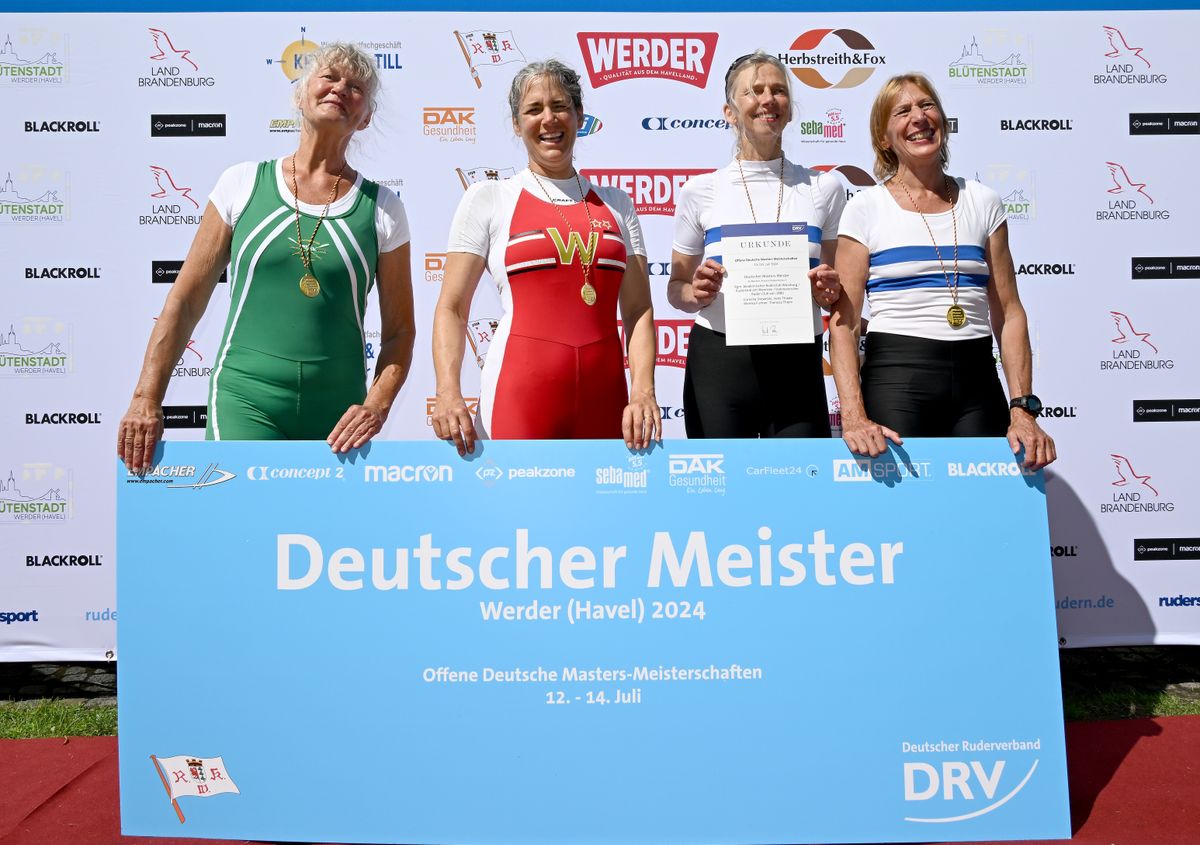 Eine Gruppe Damen bei der Siegerehrung