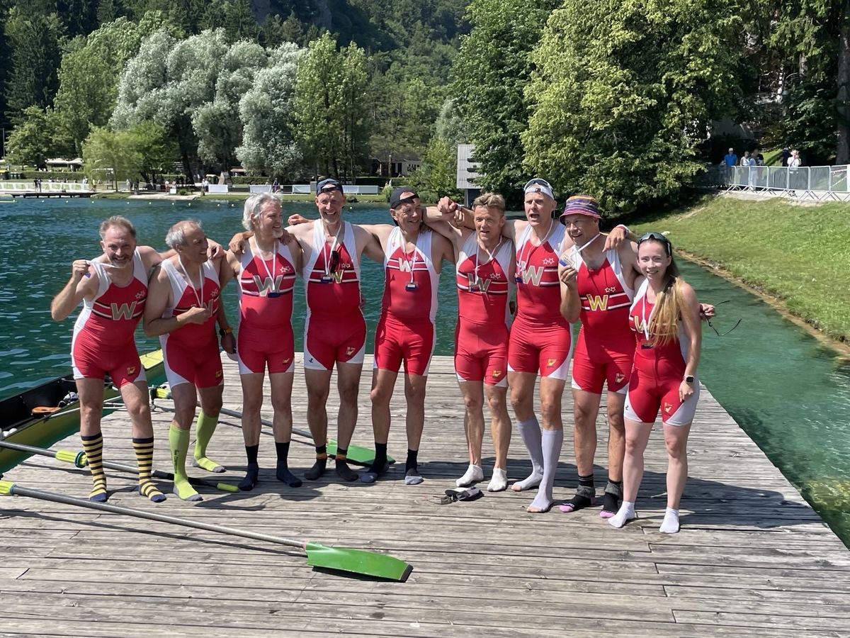 Eine Gruppe von Masters auf einem Bootssteg