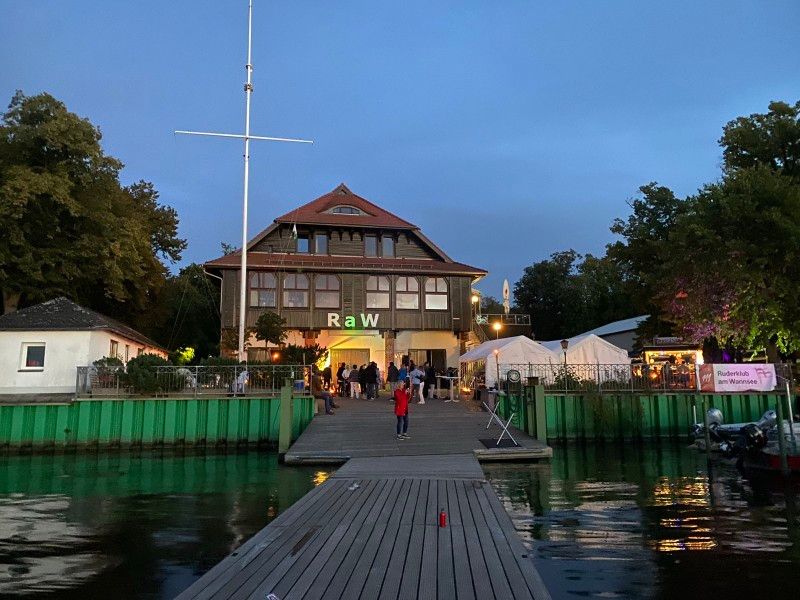 Das Klubhaus des RaW am Abend vom Steg aus gesehen.
