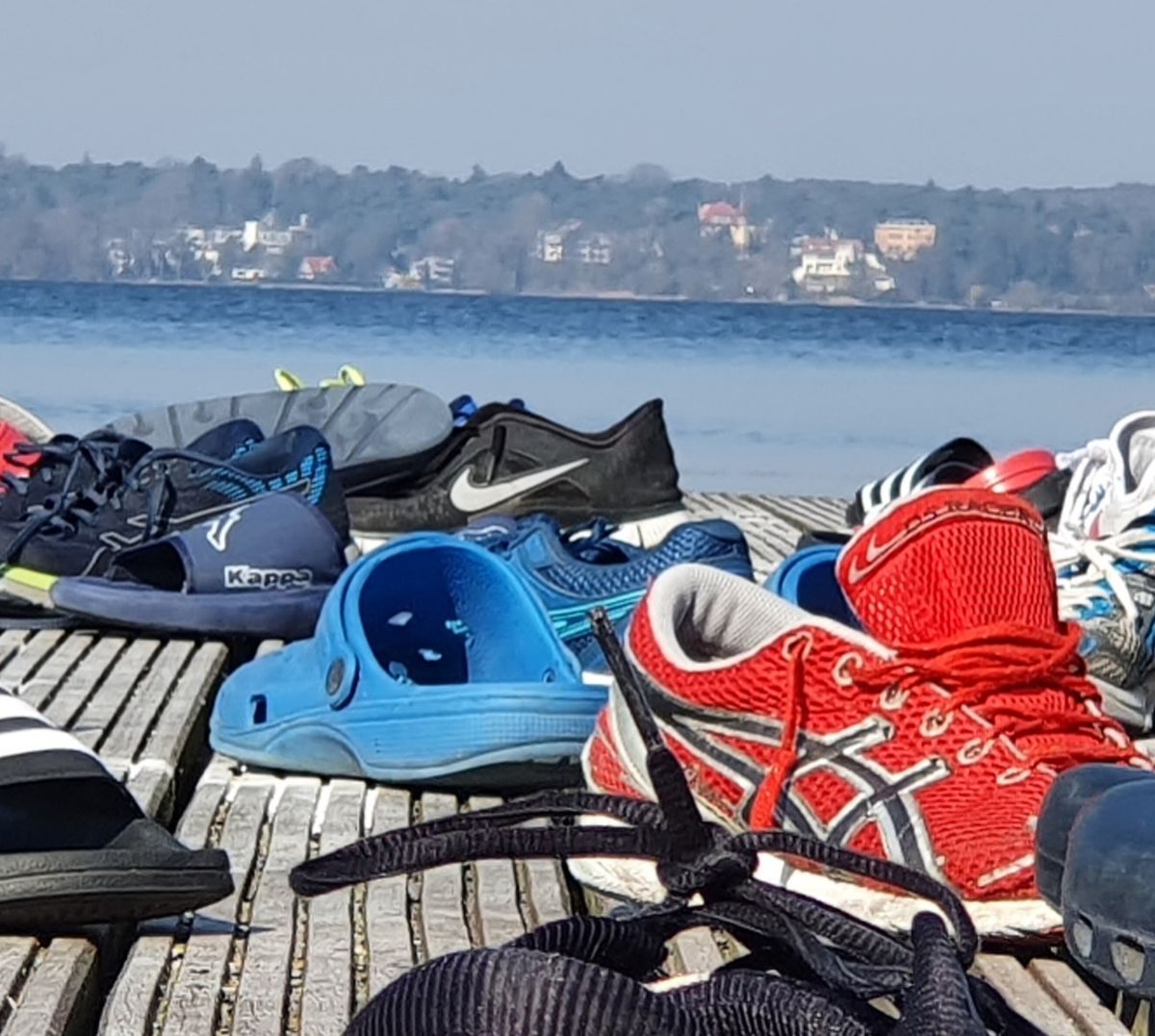 Sportschuhe warten am Steg auf die Rückkehr Ihrer Besitzer