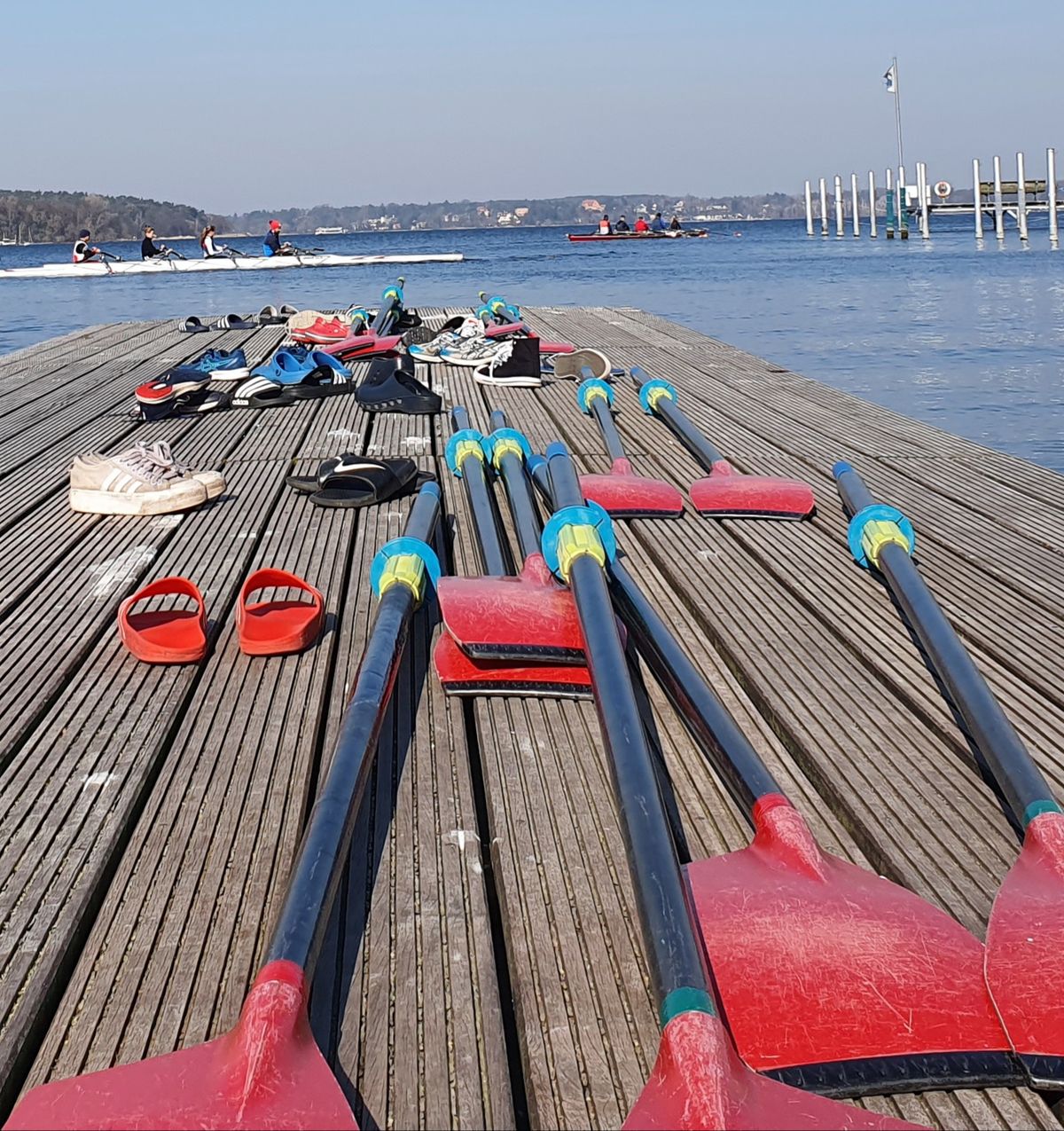 Skulls und Schuhe auf dem Bootssteg