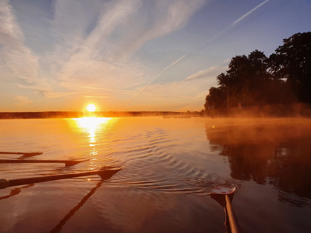 Ein Sonnenaufgang vom Boot aus gesehen.