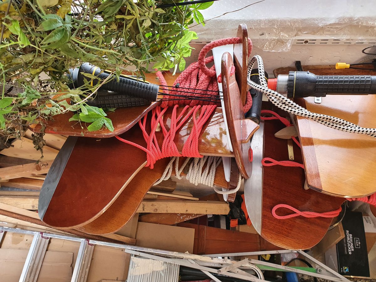 Eine Sammlung von Boots-Steuern.